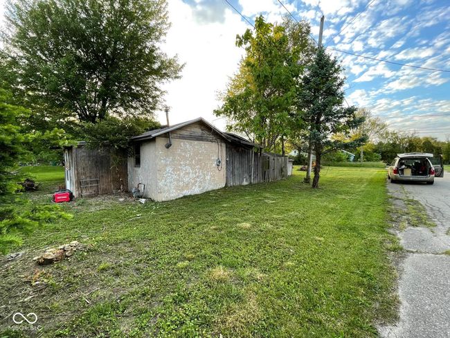 view of yard featuring driveway | Image 4