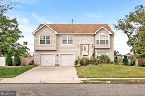 8 Thorn Briar Ln, Burlington, NJ, 08016-5130 | Card Image