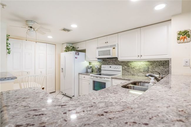 APT-9-5 - 5051 N Highway A1a, House attached with 2 bedrooms, 2 bathrooms and null parking in Hutchinson Island FL | Image 9