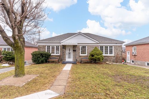 18 Fairweather Road, North York, ON, M6M4C7 | Card Image