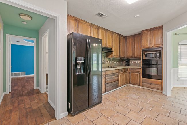 124 Bent Tree Trl, House other with 3 bedrooms, 2 bathrooms and null parking in Burleson TX | Image 13