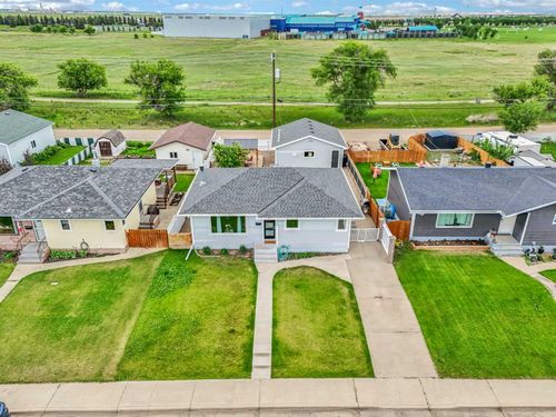 172 14 St Nw, Medicine Hat, AB, T1A6R6 | Card Image