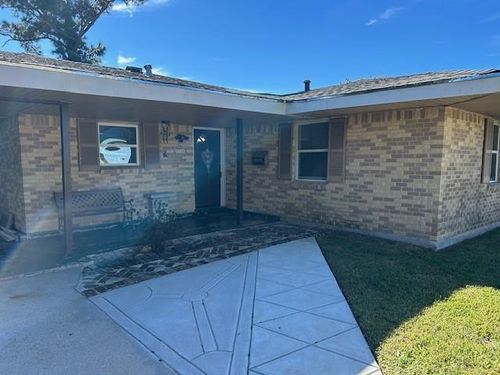 8728 Chaldron St, Metairie, LA, 70003-5218 | Card Image