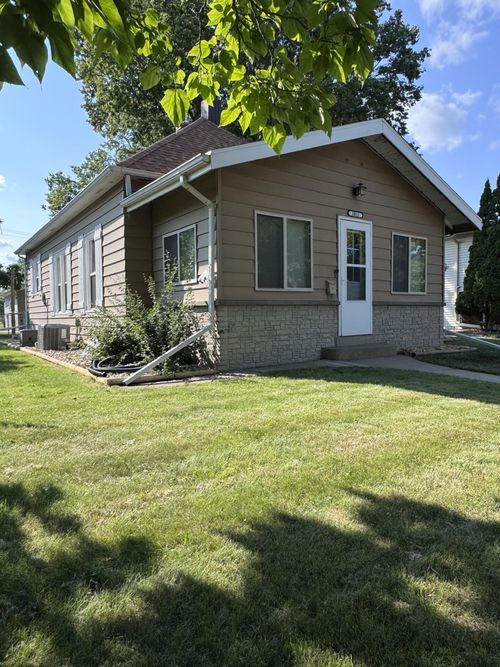 1011 N State St, ABERDEEN, SD, 57401-2464 | Card Image