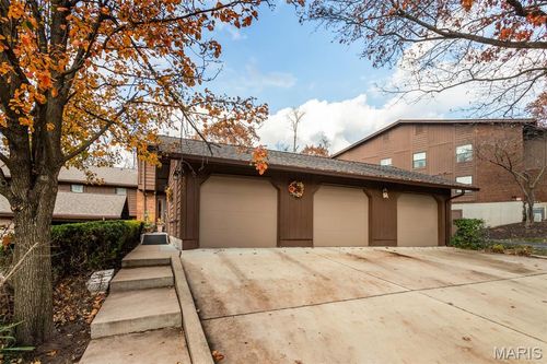 2005 Meadowtree Ln, Kirkwood, MO, 63122-2277 | Card Image