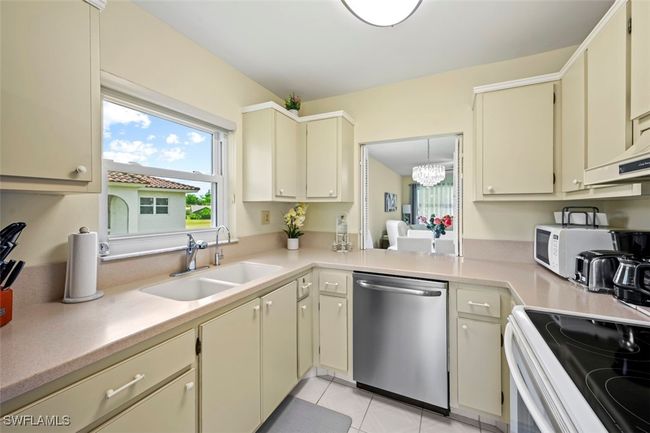 E210 - 1055 Forest Lakes Dr, Condo with 2 bedrooms, 2 bathrooms and null parking in NAPLES FL | Image 8