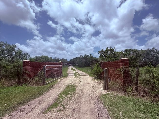5742 Hidden Valley Loop, House other with 3 bedrooms, 2 bathrooms and null parking in Sandia TX | Image 4