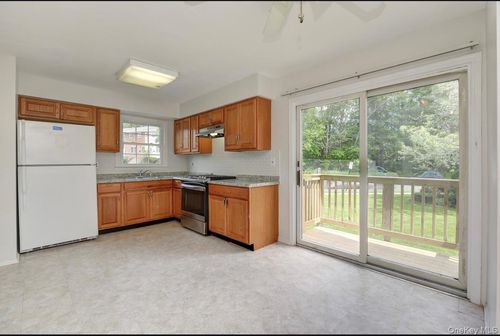 28 Alan Rd, Spring Valley, NY, 10977-6048 | Card Image