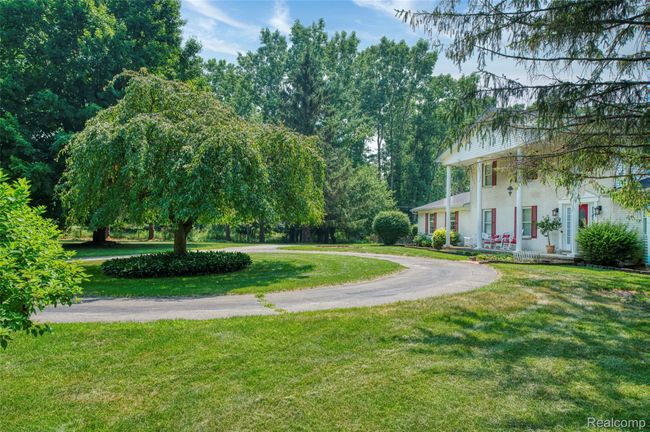 circular paved driveway | Image 27