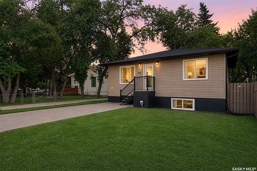 1105 Hochelaga St W, House with 4 bedrooms, 2 bathrooms and 4 parking in Moose Jaw SK | Card Image