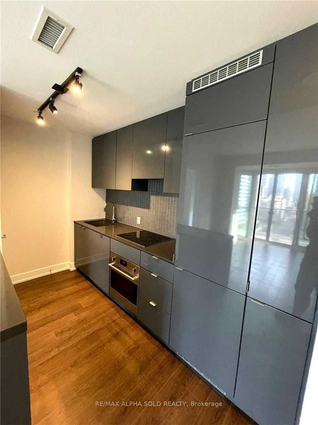 1905 - 7 Grenville St, Condo with 2 bedrooms, 2 bathrooms and null parking in Toronto ON | Image 4