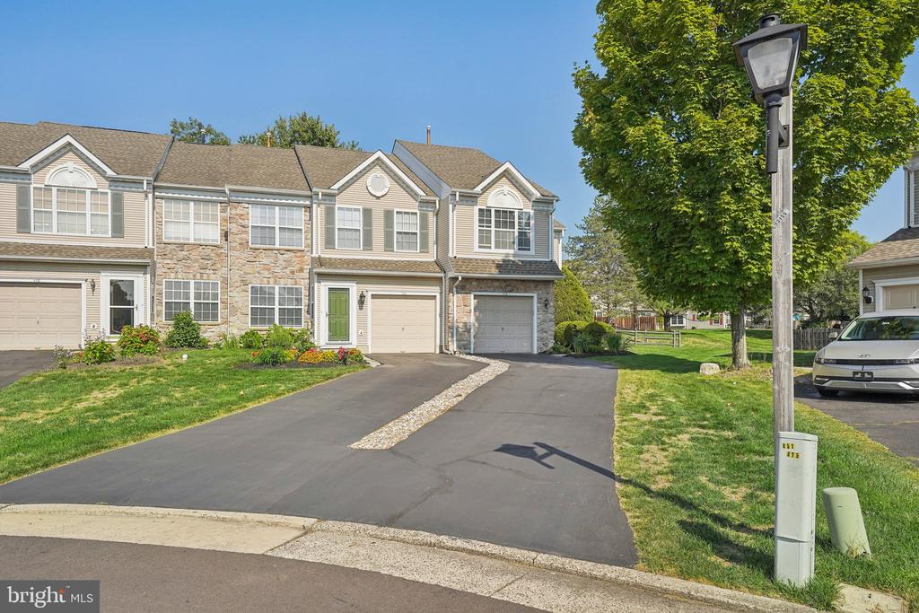 Broadleaf Pl, Newtown, PA 18940