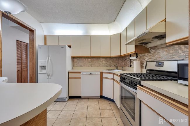 352 Lancaster Ct, Townhouse with 2 bedrooms, 2 bathrooms and null parking in Piscataway NJ | Image 8