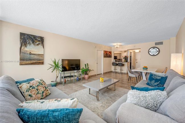 1015 - 3725 S Ocean Dr, Condo with 1 bedrooms, 1 bathrooms and null parking in Hollywood FL | Image 3