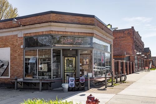 8026 Kercheval St, Detroit, MI, 48214-2632 | Card Image