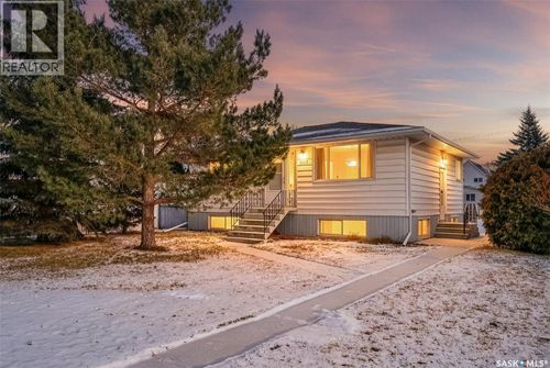 1125 8th Ave Nw, Moose Jaw, SK, S6H4G4 | Card Image