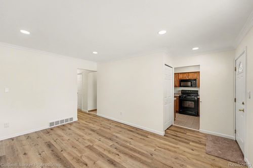 32465 Fernwood St, Westland, MI, 48186-5252 | Card Image