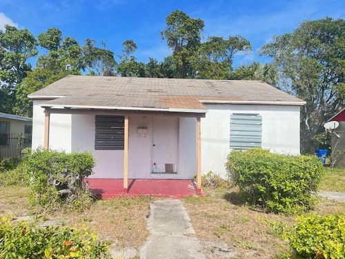 530 W 1st St, Riviera Beach, FL, 33404-7602 | Card Image