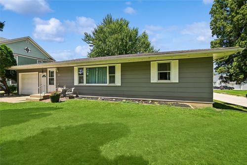 300 S Oak St, Anamosa, IA, 52205-1556 | Card Image