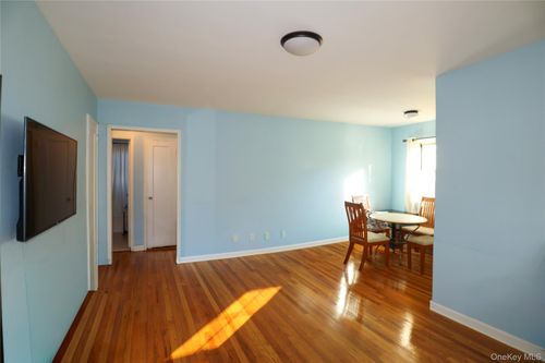 349-211-07 73rd Ave, Oakland Gardens, NY, 11364-2849 | Card Image