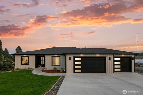 838 Autumn Crest Dr, Wenatchee, WA, 98801-3889 | Card Image