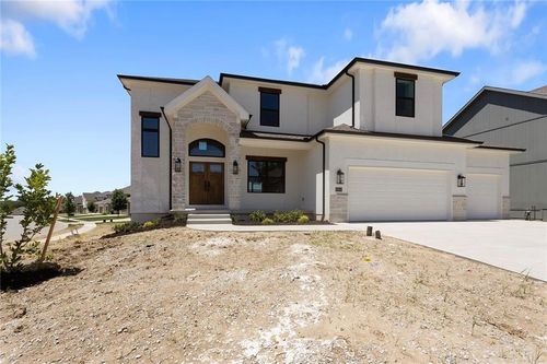 5518 Thousand Oaks Dr, Parkville, MO, 64152-5509 | Card Image