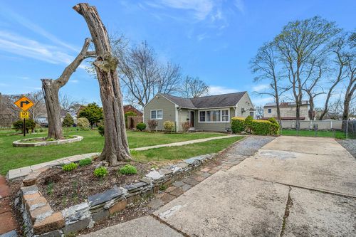 54 E Maple St, Central Islip, NY, 11722-3130 | Card Image