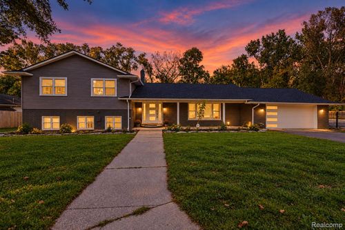 15879 Millar Rd, Clinton Township, MI, 48036-1622 | Card Image
