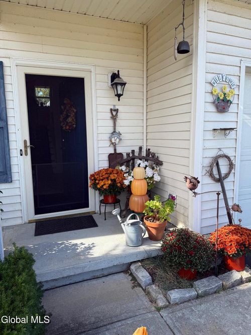38 Diane Ct, Cohoes, NY, 12047-1853 | Card Image
