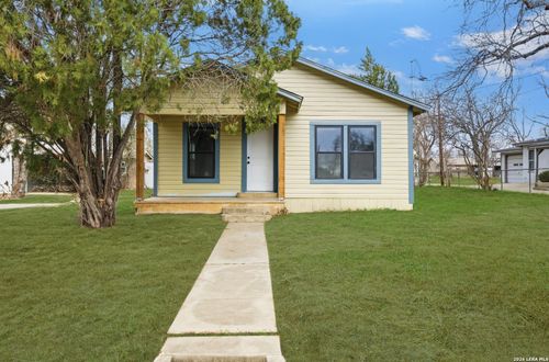 1521 B St, Floresville, TX, 78114-2113 | Card Image