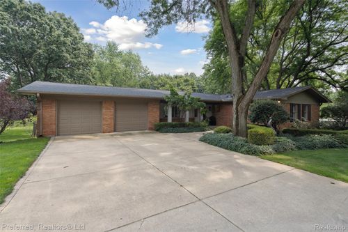 562 Burns Rd, Milford, MI, 48381-4408 | Card Image