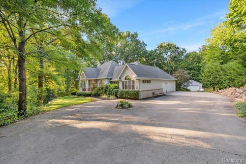 8808 Big Lake Rd, Clarkston, MI, 48346-1010 | Card Image