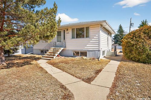 1125 8th Ave Nw, Moose Jaw, SK, S6H4G4 | Card Image
