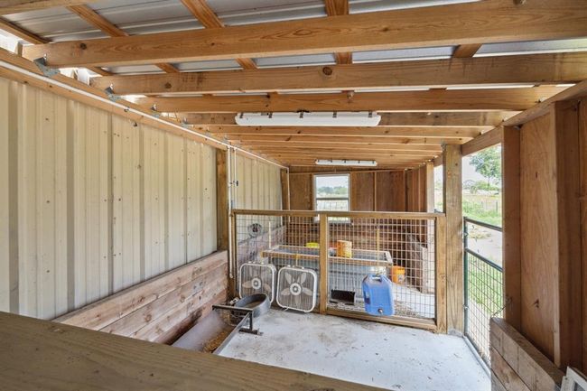 Covered livestock stalls/pens | Image 40