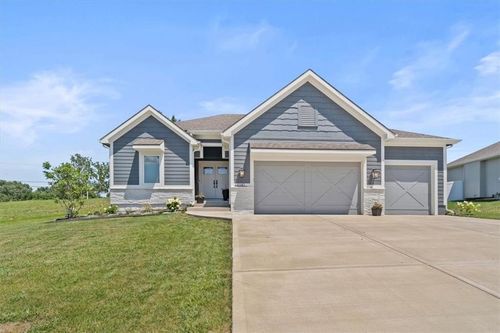 6141 N Chelsea Ave, Gladstone, MO, 64119-3066 | Card Image