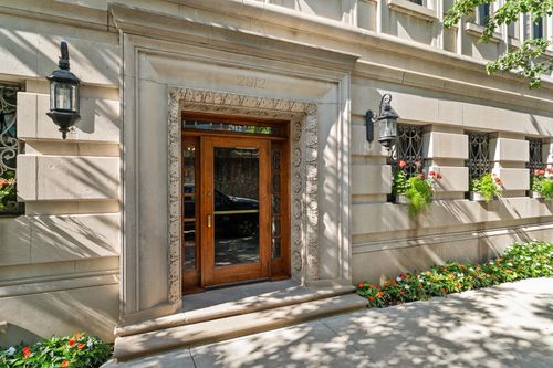 8d-2912 N Commonwealth Ave, Chicago, IL, 60657-6235 | Card Image