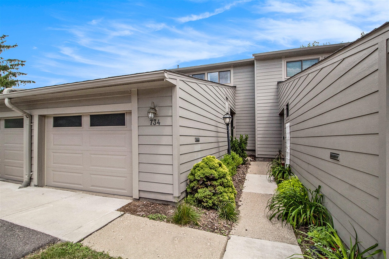 Peninsula Ct, Ann Arbor, MI 48105