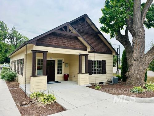 221 S Eagle Rd, Eagle, ID, 83616-5907 | Card Image