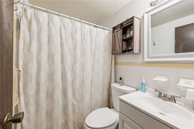 2nd Floor Bathroom | Image 18