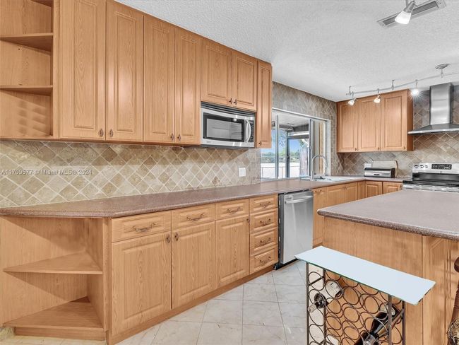 8910 Nw 7 Th Ct, House other with 3 bedrooms, 2 bathrooms and null parking in Pembroke Pines FL | Image 19