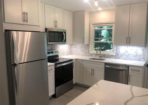 3213 S Shelley St, Mohegan Lake, NY, 10547-1909 | Card Image