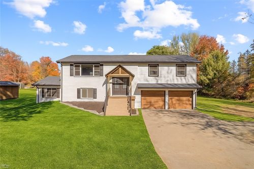 1130 Blue Sky Dr, New Castle, PA, 16105-4740 | Card Image