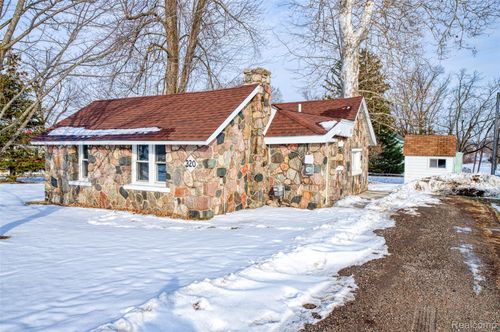 320 N Hibbard St, Fowlerville, MI, 48836-9729 | Card Image