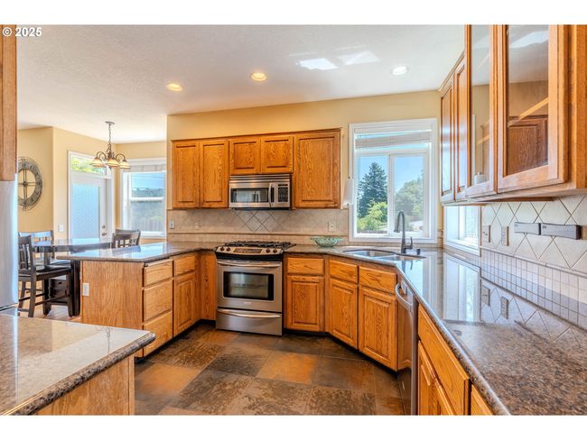 308 Sw 38 Th Loop, House other with 4 bedrooms, 3 bathrooms and 3 parking in Gresham OR | Image 10