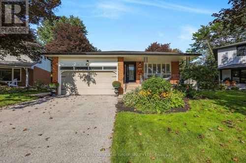 93 Julia Crt, Newmarket, ON, L3Y4T7 | Card Image