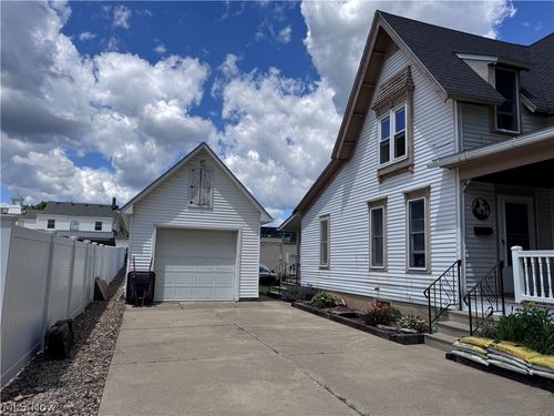 237 N Broadway St, Medina, OH, 44256-1903 | Card Image