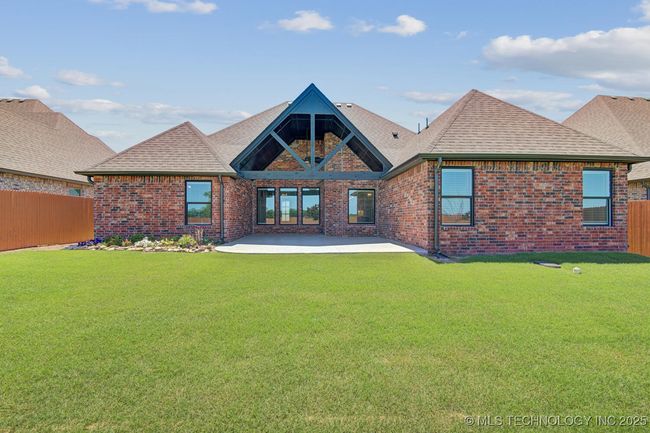 Spacious back yard. | Image 42