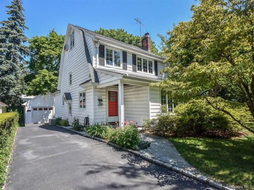 121 Hillcrest Ave, Manhasset, NY, 11030-2317 | Card Image