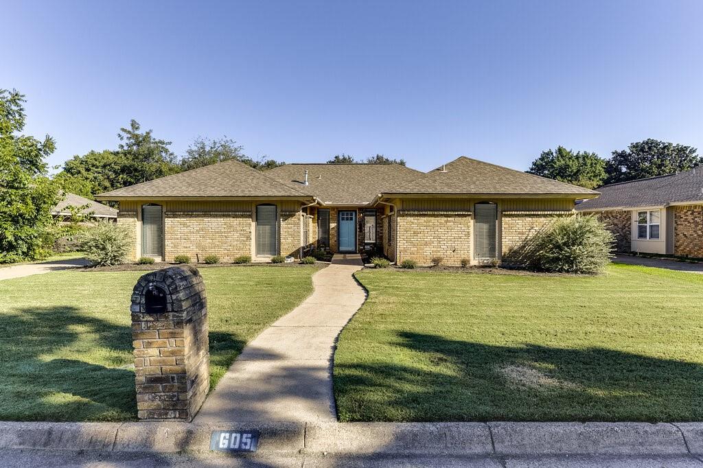 Chaffee Dr, Arlington, TX 76006