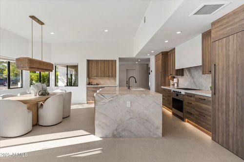 7042 E Orange Blossom Ln, Paradise Valley, AZ, 85253-7043 | Card Image
